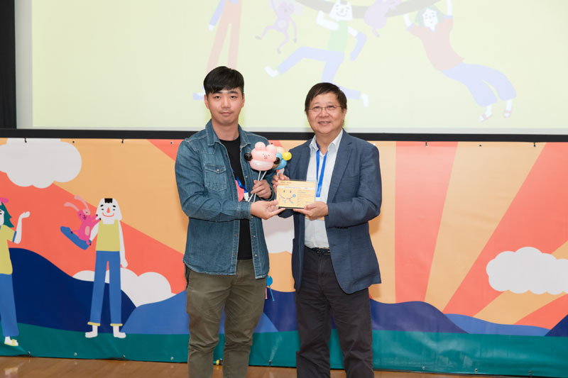 平機會主席陳章明教授(右)致送紀念品予YM Balloon聽障氣球藝術師何炯灼先生(左)。